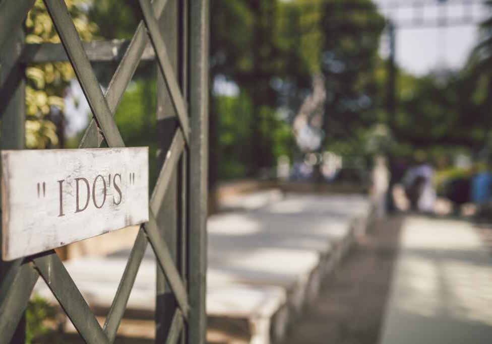 A sign saying I-do leads guests to the wedding ceremony